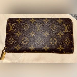 LOUIS VUITTON ZIPPY WALLET IN MONOGRAM CANVAS